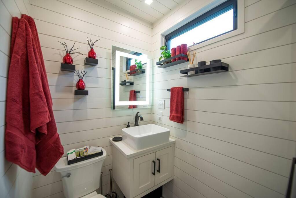 The Merlot House-Container Home 12 Min To Magnolia Bellmead Exterior photo